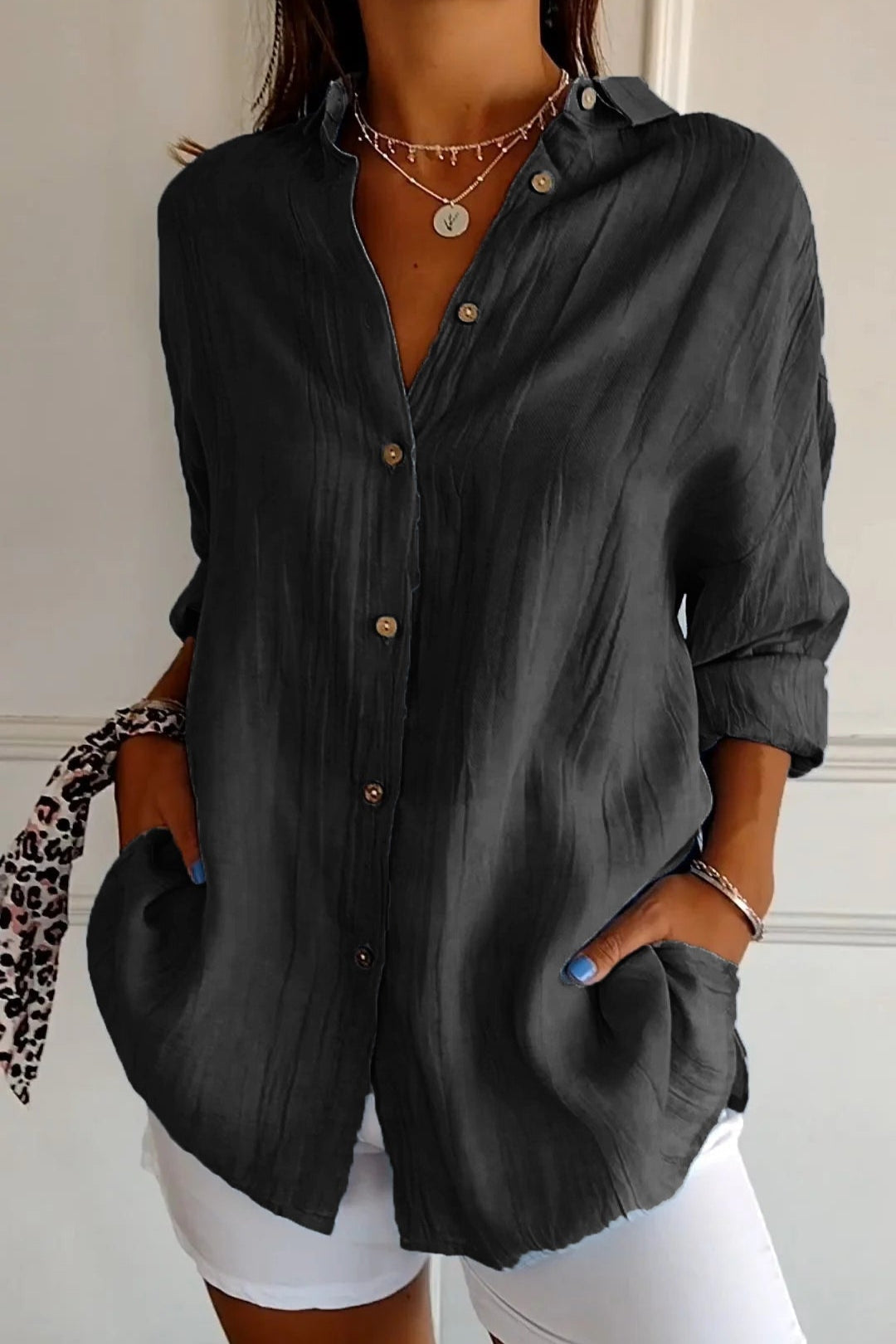 Elegant and loose blouse with buttons