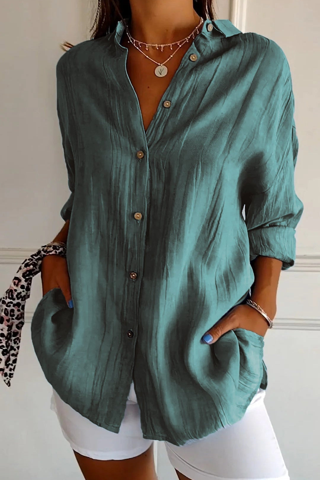 Elegant and loose blouse with buttons