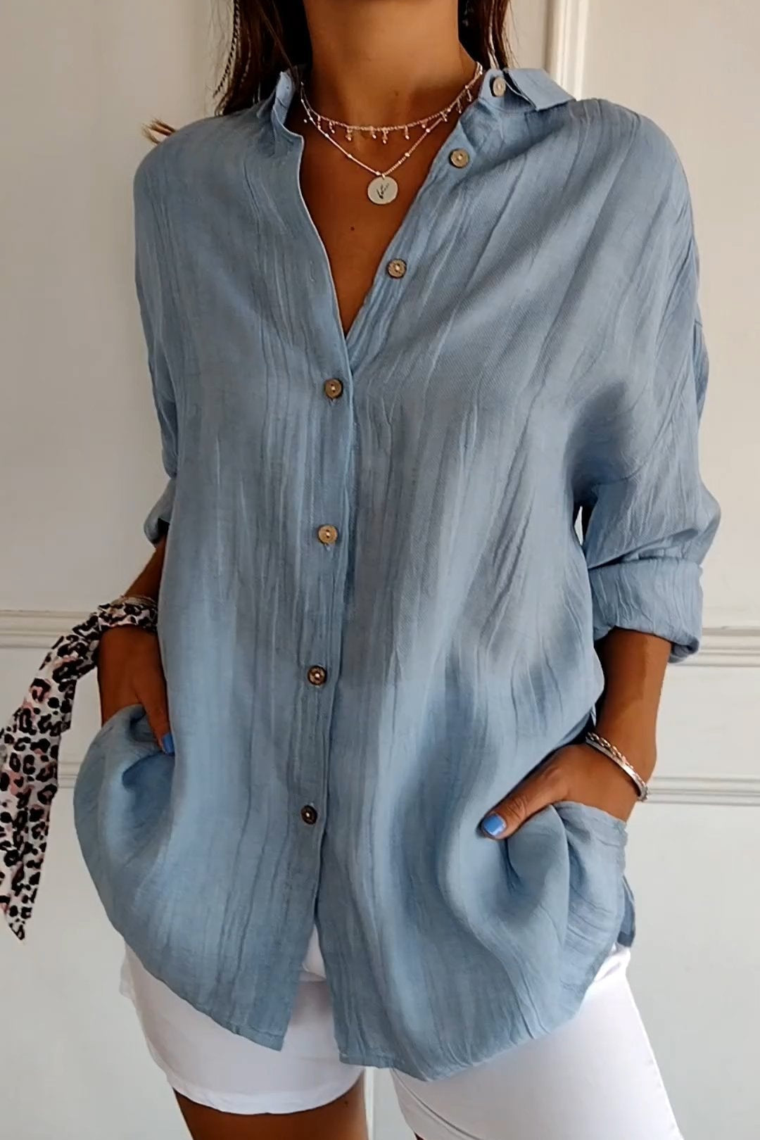 Elegant and loose blouse with buttons