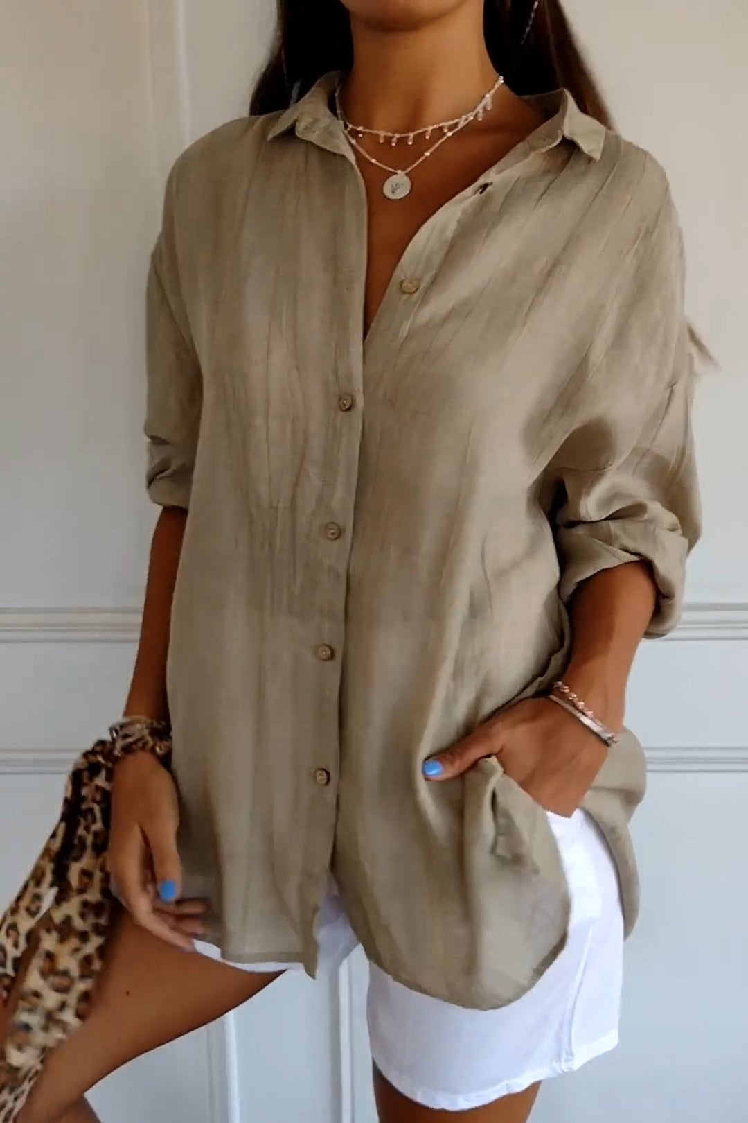 Elegant and loose blouse with buttons