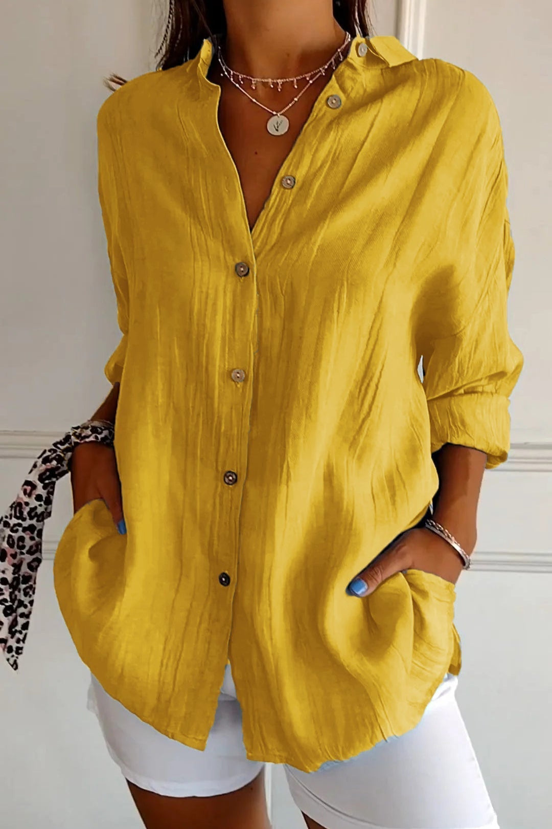 Elegant and loose blouse with buttons
