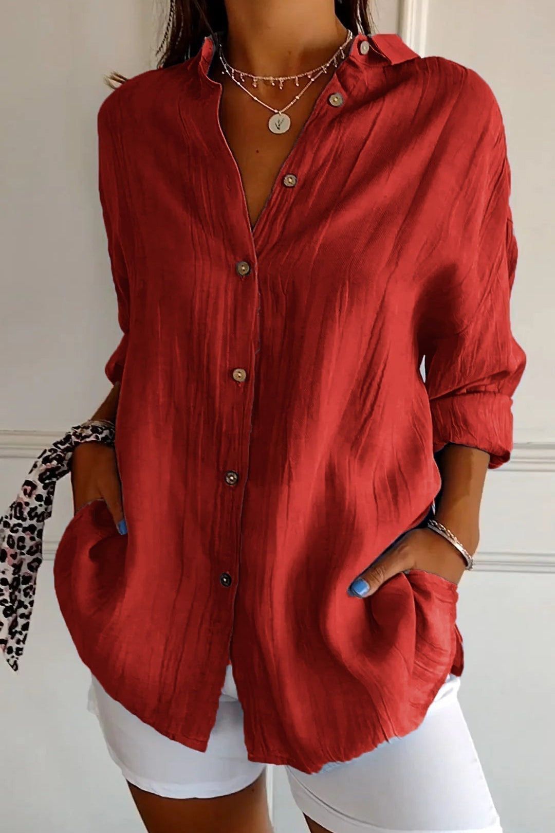 Elegant and loose blouse with buttons