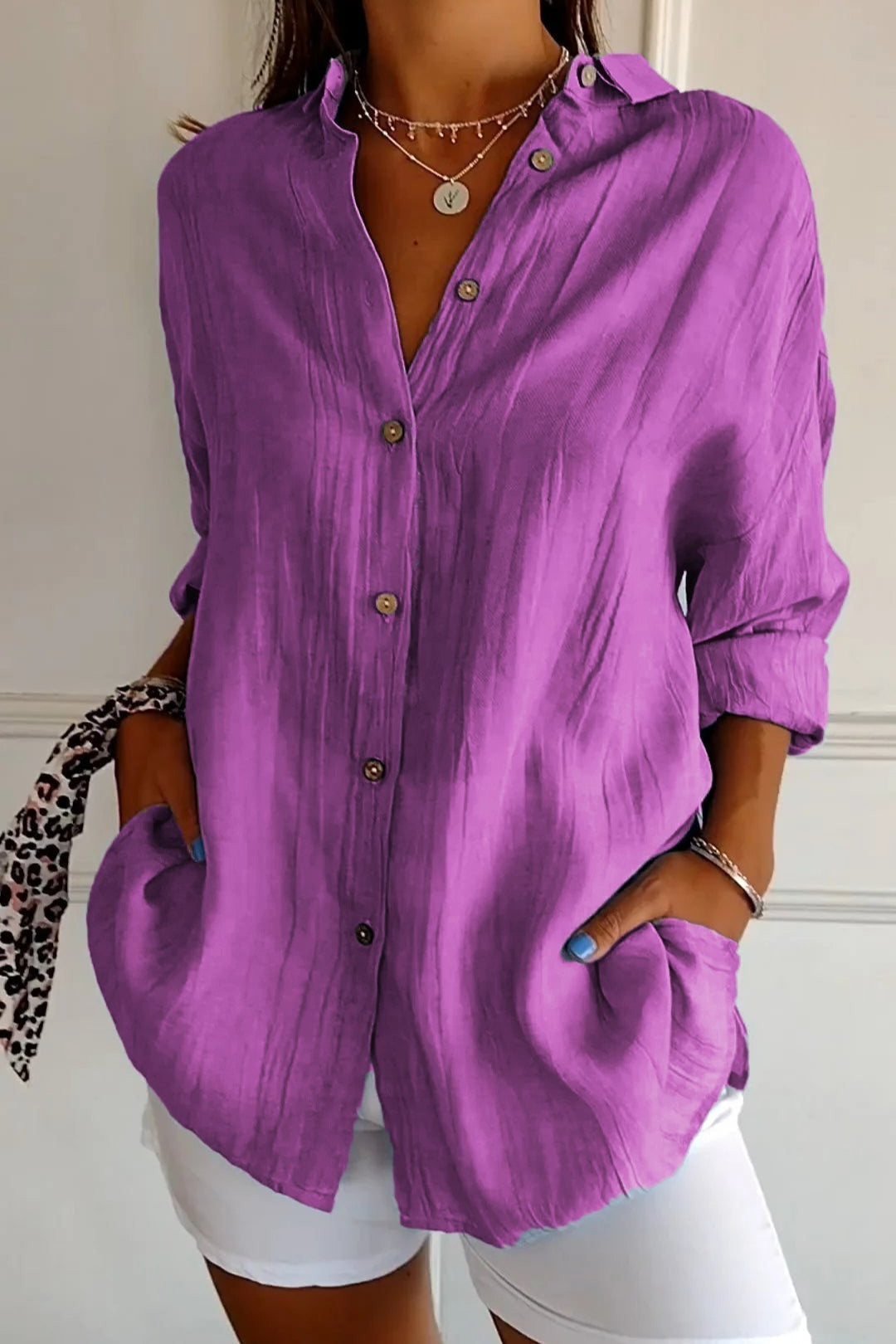 Elegant and loose blouse with buttons