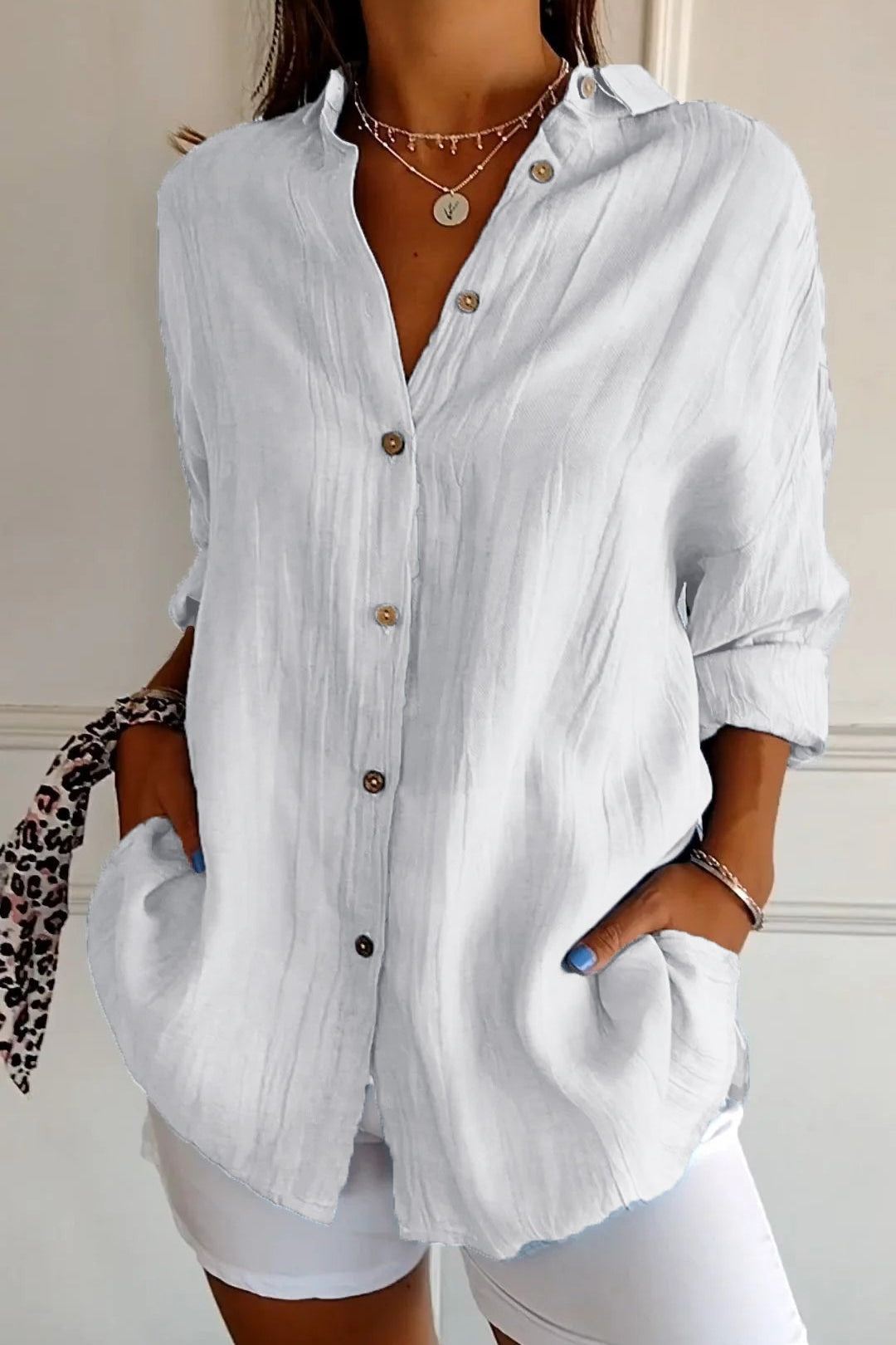 Elegant and loose blouse with buttons