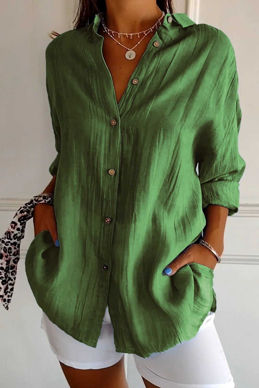 Elegant and loose blouse with buttons