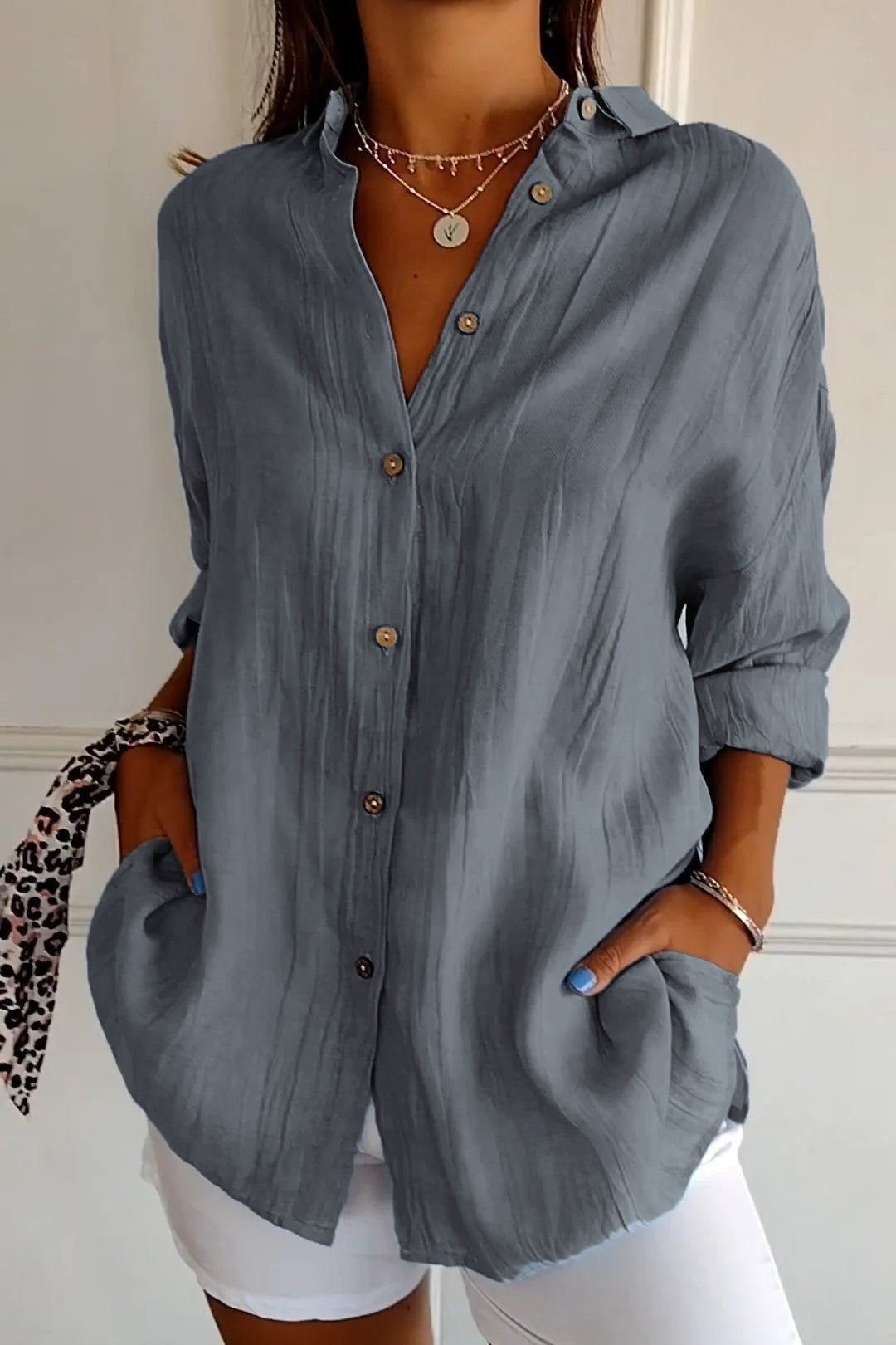Elegant and loose blouse with buttons