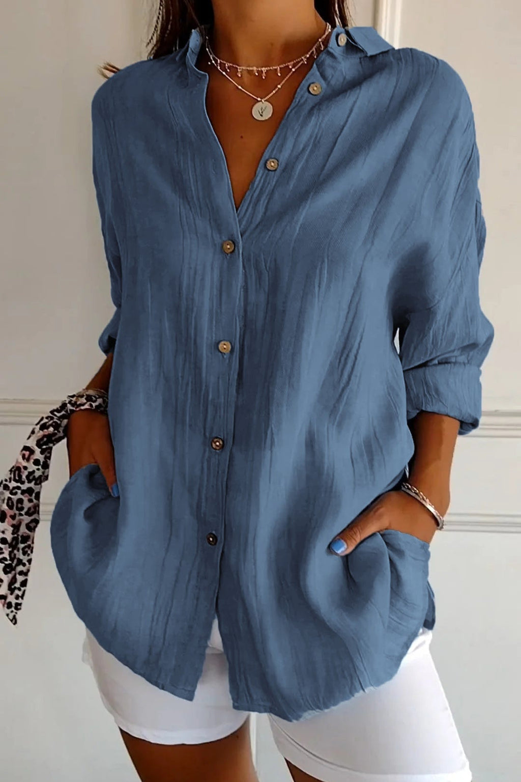 Elegant and loose blouse with buttons